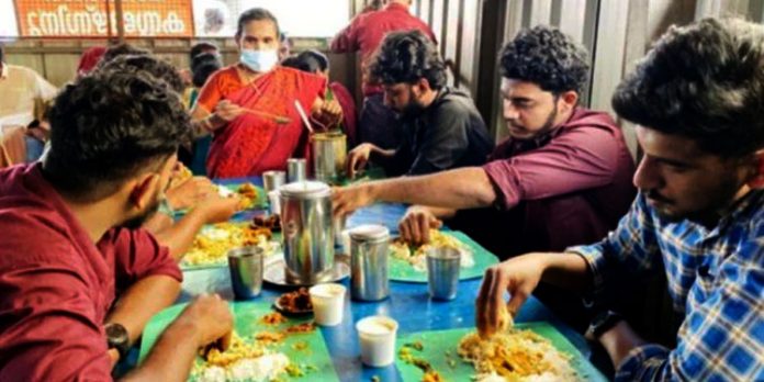 വാവ സുരേഷ് ജീവിതത്തിലേയ്ക്ക് തിരിച്ചു വന്നതിന്റെ സന്തോഷം വണ്ടൂരില് കുടുംബശ്രീ ഹോട്ടലില് സൗജന്യ സദ്യ വാവ സുരേഷ് ജീവിതത്തിലേയ്ക്ക് തിരിച്ചു വന്നതിന്റെ സന്തോഷം വണ്ടൂരില് കുടുംബശ്രീ ഹോട്ടലില് സൗജന്യ സദ്യ