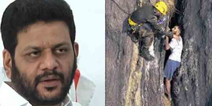 സൈന്യത്തിന്റെ ഇടപെടലിലൂടെ രക്ഷപെട്ട ബാബുവിന് വീട് വാഗ്ദാനം ചെയ്ത് വി.കെ ശ്രീകണ്ഠന് എംപി സൈന്യത്തിന്റെ ഇടപെടലിലൂടെ രക്ഷപെട്ട ബാബുവിന് വീട് വാഗ്ദാനം ചെയ്ത് വി.കെ ശ്രീകണ്ഠന് എംപി