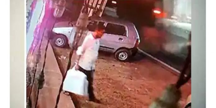 ബോംബ് സ്ഫോടനം ; പ്രതിയെ പടക്കക്കടയിലെത്തിച്ച് തെളിവെടുപ്പ് നടത്തി ബോംബ് സ്ഫോടനം ; പ്രതിയെ പടക്കക്കടയിലെത്തിച്ച് തെളിവെടുപ്പ് നടത്തി