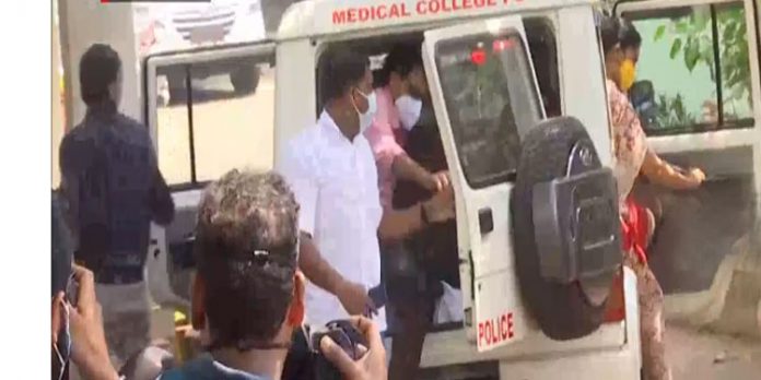 കുതിരവട്ടം മാനസികാരോഗ്യ കേന്ദ്രത്തില് നിന്ന് രക്ഷപ്പെട്ട വനിതാ അന്തേവാസിയെ പിടികൂടി ; അന്വേഷണത്തിന് ഉത്തരവിട്ട് ആരോഗ്യമന്ത്രി കുതിരവട്ടം മാനസികാരോഗ്യ കേന്ദ്രത്തില് നിന്ന് രക്ഷപ്പെട്ട വനിതാ അന്തേവാസിയെ പിടികൂടി ; അന്വേഷണത്തിന് ഉത്തരവിട്ട് ആരോഗ്യമന്ത്രി