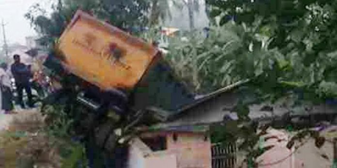 നിയന്ത്രണംവിട്ട ടിപ്പര് ലോറി വീടിന് മുകളിലേക്ക് മറിഞ്ഞു നിയന്ത്രണംവിട്ട ടിപ്പര് ലോറി വീടിന് മുകളിലേക്ക് മറിഞ്ഞു
