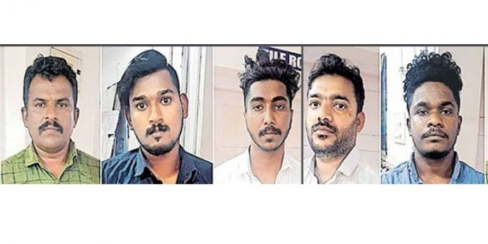 വാഹനം വാടകയ്ക്കെടുത്ത ശേഷം വ്യാജ വില്പന കരാര് ഉണ്ടാക്കി മറിച്ചുവില്ക്കുന്ന സംഘം അറസ്റ്റില് വാഹനം വാടകയ്ക്കെടുത്ത ശേഷം വ്യാജ വില്പന കരാര് ഉണ്ടാക്കി മറിച്ചുവില്ക്കുന്ന സംഘം അറസ്റ്റില്