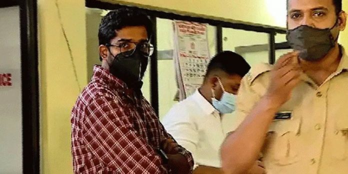 പീഡനപരാതിയില് ഒളിവിലായിരുന്ന വ്ലോഗര് ശ്രീകാന്ത് വെട്ടിയാര് സ്റ്റേഷനില് ഹാജരായി പീഡനപരാതിയില് ഒളിവിലായിരുന്ന വ്ലോഗര് ശ്രീകാന്ത് വെട്ടിയാര് സ്റ്റേഷനില് ഹാജരായി