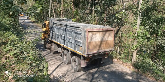അമിത ലോഡുമായി കാലന് ലോറികള് (ടിപ്പര്) പായുന്നു ; ജനം ഭീതിയില് അമിത ലോഡുമായി കാലന് ലോറികള് (ടിപ്പര്) പായുന്നു ; ജനം ഭീതിയില്