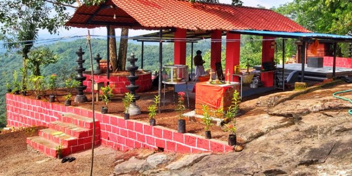 മൊട്ടപ്പാറ മലനട പരബ്രഹ്മമൂര്ത്തി ക്ഷേത്രത്തിലെ ഉത്രം തിരുനാള് മഹോത്സവം മൊട്ടപ്പാറ മലനട പരബ്രഹ്മമൂര്ത്തി ക്ഷേത്രത്തിലെ ഉത്രം തിരുനാള് മഹോത്സവം