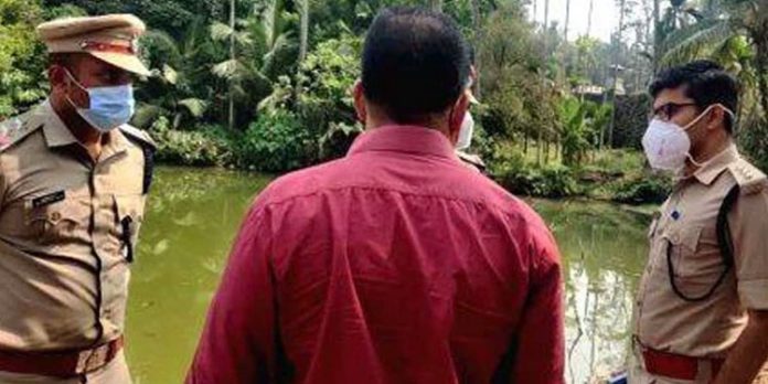 കിഴക്കമ്പലത്ത് ക്ഷേത്രക്കുളത്തില് പട്ടിയെ കൊന്ന് ചാക്കിലാക്കി കല്ലുകെട്ടി താഴ്ത്തിയ നിലയില് കണ്ടെത്തി കിഴക്കമ്പലത്ത് ക്ഷേത്രക്കുളത്തില് പട്ടിയെ കൊന്ന് ചാക്കിലാക്കി കല്ലുകെട്ടി താഴ്ത്തിയ നിലയില് കണ്ടെത്തി