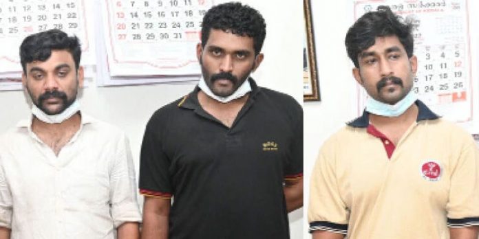 മൊബൈല് ബാങ്കിങ് വഴി വീട്ടമ്മയുടെ ബാങ്ക് അക്കൗണ്ടില്നിന്ന് ലക്ഷങ്ങള് കൈക്കലാക്കിയ സംഘം പിടിയില് മൊബൈല് ബാങ്കിങ് വഴി വീട്ടമ്മയുടെ ബാങ്ക് അക്കൗണ്ടില്നിന്ന് ലക്ഷങ്ങള് കൈക്കലാക്കിയ സംഘം പിടിയില്