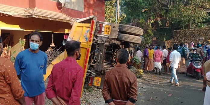 വടശേരിക്കരയില് നിയന്ത്രണം നഷ്ടപ്പെട്ട ടിപ്പര് ലോറി വീടുകളിലേക്കും വാഹനങ്ങളിലേയ്ക്കും ഇടിച്ചു കയറി വന് നാശനഷ്ടം വടശേരിക്കരയില് നിയന്ത്രണം നഷ്ടപ്പെട്ട ടിപ്പര് ലോറി വീടുകളിലേക്കും വാഹനങ്ങളിലേയ്ക്കും ഇടിച്ചു കയറി വന് നാശനഷ്ടം