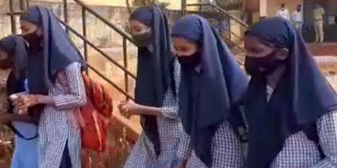 ശിരോവസ്ത്ര വിവാദത്തിന്റെ മറവില് കര്ണാടകയിലെ മുസ്ലിം വിദ്യാര്ഥികളുടെ വിവരം സര്ക്കാര് ശേഖരിക്കുന്നു ശിരോവസ്ത്ര വിവാദത്തിന്റെ മറവില് കര്ണാടകയിലെ മുസ്ലിം വിദ്യാര്ഥികളുടെ വിവരം സര്ക്കാര് ശേഖരിക്കുന്നു