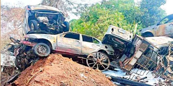 എം.സി റോഡില് വാളകം പോലീസ് എയ്ഡ് പോസ്റ്റിന് സമീപം തീപിടിത്തത്തില് വാഹനങ്ങള് കത്തിനശിച്ചു എം.സി റോഡില് വാളകം പോലീസ് എയ്ഡ് പോസ്റ്റിന് സമീപം തീപിടിത്തത്തില് വാഹനങ്ങള് കത്തിനശിച്ചു