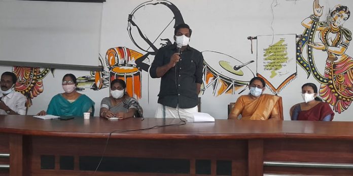 പാലാരിവട്ടം പാലം പോലെ കോന്നിയിലെ റോഡ് പണിയാം എന്ന് കരാര് കമ്പനി കരുതരുത് ; അഡ്വ.കെ.യു ജനീഷ് കുമാര് എം.എല്.എ പാലാരിവട്ടം പാലം പോലെ കോന്നിയിലെ റോഡ് പണിയാം എന്ന് കരാര് കമ്പനി കരുതരുത് ; അഡ്വ.കെ.യു ജനീഷ് കുമാര് എം.എല്.എ