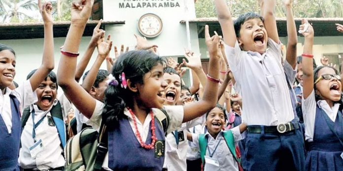 സ്കൂളുകളില് നാളെ മുതല് പൂര്ണ തോതില് ക്ലാസുകള് ; 47 ലക്ഷം വിദ്യാര്ഥികള് സ്കൂളിലെത്തും സ്കൂളുകളില് നാളെ മുതല് പൂര്ണ തോതില് ക്ലാസുകള് ; 47 ലക്ഷം വിദ്യാര്ഥികള് സ്കൂളിലെത്തും