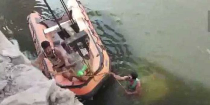 രാജസ്ഥാനില് വിവാഹസംഘം സഞ്ചരിച്ച കാര് നദിയിലേക്ക് മറിഞ്ഞ് വരന് ഉള്പ്പെടെ ഒമ്പതുപേര് മരിച്ചു രാജസ്ഥാനില് വിവാഹസംഘം സഞ്ചരിച്ച കാര് നദിയിലേക്ക് മറിഞ്ഞ് വരന് ഉള്പ്പെടെ ഒമ്പതുപേര് മരിച്ചു