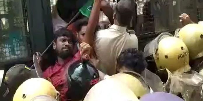 കാലിക്കറ്റ് സര്വ്വകലാശാലയിലേക്ക് യുവമോര്ച്ച നടത്തിയ മാര്ച്ചിൽ പോലീസ് ലാത്തിവീശി കാലിക്കറ്റ് സര്വ്വകലാശാലയിലേക്ക് യുവമോര്ച്ച നടത്തിയ മാര്ച്ചിൽ പോലീസ് ലാത്തിവീശി