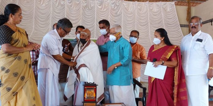 ഓട്ടൻതുള്ളൽ ആചാര്യൻ കീഴ്വായ്പൂര് താഴത്ത്ചക്കാലയിൽ കുഞ്ഞൻപിള്ള ആശാനെ കലാമണ്ഡലം സംഘം ജന്മനാട്ടിലെത്തി ആദരിച്ചു ഓട്ടൻതുള്ളൽ ആചാര്യൻ കീഴ്വായ്പൂര് താഴത്ത്ചക്കാലയിൽ കുഞ്ഞൻപിള്ള ആശാനെ കലാമണ്ഡലം സംഘം ജന്മനാട്ടിലെത്തി ആദരിച്ചു