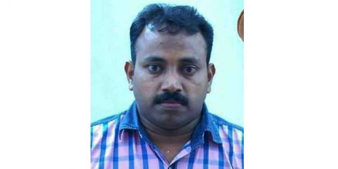 ആര്എസ്എസുകാരുടെ വ്യക്തി വിവരങ്ങള് പോപ്പുലര് ഫ്രണ്ടിന് ചോര്ത്തി നൽകിയ പോലീസുകാരനെ സര്വീസില് നിന്ന് പിരിച്ചുവിട്ടു ആര്എസ്എസുകാരുടെ വ്യക്തി വിവരങ്ങള് പോപ്പുലര് ഫ്രണ്ടിന് ചോര്ത്തി നൽകിയ പോലീസുകാരനെ സര്വീസില് നിന്ന് പിരിച്ചുവിട്ടു