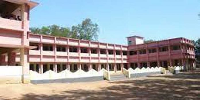 പോലീസിനെ ആക്രമിച്ച സിപിഎം – എസ്എഫ്ഐ നേതാക്കള്ക്കായി ഒത്തുത്തീര്പ്പിന് ശ്രമം : പ്രതിക്ഷേധം പോലീസിനെ ആക്രമിച്ച സിപിഎം – എസ്എഫ്ഐ നേതാക്കള്ക്കായി ഒത്തുത്തീര്പ്പിന് ശ്രമം : പ്രതിക്ഷേധം