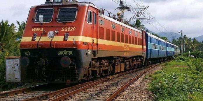 പൊന്നുരുന്നിയിൽ റെയിൽവേ പാളത്തിൽ കോൺക്രീറ്റ് കല്ല് ; അട്ടിമറി ശ്രമമെന്ന് സംശയം പൊന്നുരുന്നിയിൽ റെയിൽവേ പാളത്തിൽ കോൺക്രീറ്റ് കല്ല് ; അട്ടിമറി ശ്രമമെന്ന് സംശയം