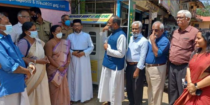 ഇട്ടിയപ്പാറ ബസ് സ്റ്റാന്ഡില് അലമാരയിൽ ഭക്ഷണമൊരുക്കി സുമനസ്സുകൾ ഇട്ടിയപ്പാറ ബസ് സ്റ്റാന്ഡില് അലമാരയിൽ ഭക്ഷണമൊരുക്കി സുമനസ്സുകൾ