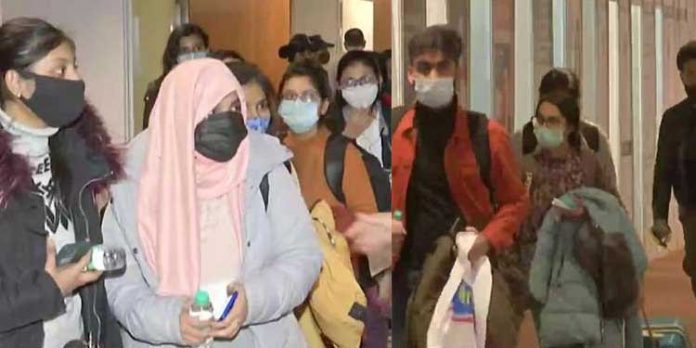 ഓപ്പറേഷൻ ഗംഗ ; റൊമേനിയ അതിർത്തി കടന്ന ആദ്യസംഘം മുംബൈയിലെത്തി ഓപ്പറേഷൻ ഗംഗ ; റൊമേനിയ അതിർത്തി കടന്ന ആദ്യസംഘം മുംബൈയിലെത്തി