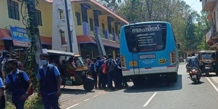 ചുങ്കപ്പാറ സെന്റ് ജോർജ് ഹൈസ്കൂൾ പടിയിൽ അപകട ഭീഷണി ഉയർത്തി വാഹനങ്ങളുടെ മരണപ്പാച്ചിൽ ചുങ്കപ്പാറ സെന്റ് ജോർജ് ഹൈസ്കൂൾ പടിയിൽ അപകട ഭീഷണി ഉയർത്തി വാഹനങ്ങളുടെ മരണപ്പാച്ചിൽ