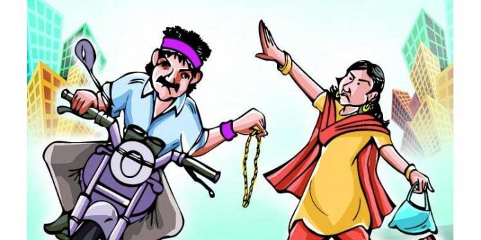 ജോലിക്ക് പോകുകയായിരുന്ന സ്ത്രീയുടെ കണ്ണില് പൊടിവിതറി മാല കവര്ന്ന കേസിലെ പ്രതി പിടിയില് ജോലിക്ക് പോകുകയായിരുന്ന സ്ത്രീയുടെ കണ്ണില് പൊടിവിതറി മാല കവര്ന്ന കേസിലെ പ്രതി പിടിയില്