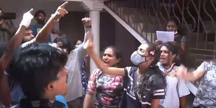 പീഡനക്കേസിൽ പ്രതിയായ അധ്യാപകനെ പുറത്താക്കണം ; സ്കൂള് ഓഫ് ഡ്രാമയില് വിദ്യാര്ത്ഥികളുടെ സമരം ശക്തമാകുന്നു പീഡനക്കേസിൽ പ്രതിയായ അധ്യാപകനെ പുറത്താക്കണം ; സ്കൂള് ഓഫ് ഡ്രാമയില് വിദ്യാര്ത്ഥികളുടെ സമരം ശക്തമാകുന്നു