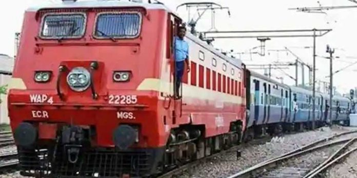 ഇളവുകള് നിലവില് വന്നിട്ടും ജനറല് ടിക്കറ്റും കോച്ചുകളും പുനസ്ഥാപിക്കാതെ റെയില്വേ ഇളവുകള് നിലവില് വന്നിട്ടും ജനറല് ടിക്കറ്റും കോച്ചുകളും പുനസ്ഥാപിക്കാതെ റെയില്വേ