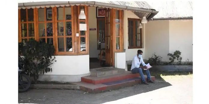 ജോലി ചെയ്ത ശമ്പളം ലഭിച്ചില്ല ; കുത്തിയിരിപ്പ് സമരം നടത്തി യുവാവ് ജോലി ചെയ്ത ശമ്പളം ലഭിച്ചില്ല ; കുത്തിയിരിപ്പ് സമരം നടത്തി യുവാവ്