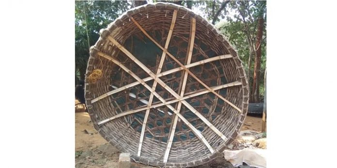 പൊളിഞ്ഞിളകി അടവിയിലെ കുട്ടവഞ്ചികൾ പൊളിഞ്ഞിളകി അടവിയിലെ കുട്ടവഞ്ചികൾ