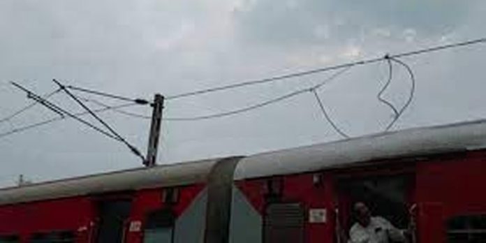 കോട്ടയത്ത് റെയിൽവേ ഇലക്ട്രിക് ലൈൻ പൊട്ടി വീണു ; തിരുവനന്തപുരം – കൊച്ചി റെയിൽ ഗതാഗതം തടസപ്പെട്ടു കോട്ടയത്ത് റെയിൽവേ ഇലക്ട്രിക് ലൈൻ പൊട്ടി വീണു ; തിരുവനന്തപുരം – കൊച്ചി റെയിൽ ഗതാഗതം തടസപ്പെട്ടു