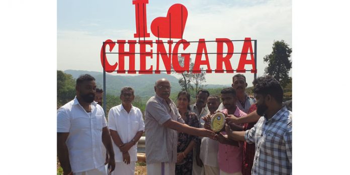 ചെങ്ങറ വ്യൂ പോയിന്റിൽ കാടും മാലിന്യങ്ങളും നീക്കം ചെയ്ത യുവാക്കളെ ആദരിച്ചു ചെങ്ങറ വ്യൂ പോയിന്റിൽ കാടും മാലിന്യങ്ങളും നീക്കം ചെയ്ത യുവാക്കളെ ആദരിച്ചു
