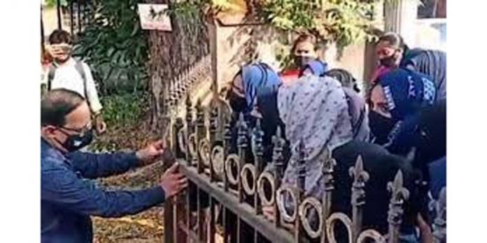 ഹിജാബ് മാറ്റി ക്ലാസില് പങ്കെടുക്കാന് വിദ്യാര്ത്ഥിനികള്ക്ക് നിര്ദേശം നല്കി കര്ണാടകയിലെ കോളേജ് ഹിജാബ് മാറ്റി ക്ലാസില് പങ്കെടുക്കാന് വിദ്യാര്ത്ഥിനികള്ക്ക് നിര്ദേശം നല്കി കര്ണാടകയിലെ കോളേജ്