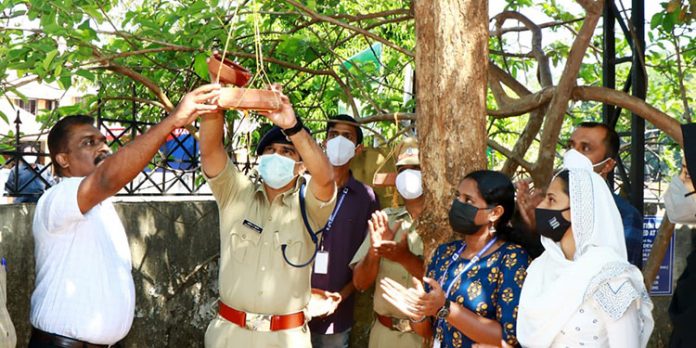 വേനൽചൂടിൽ പറവകൾക്ക് ദാഹജലവും ഭക്ഷണവും ലഭ്യമാക്കി പോലീസ് വേനൽചൂടിൽ പറവകൾക്ക് ദാഹജലവും ഭക്ഷണവും ലഭ്യമാക്കി പോലീസ്