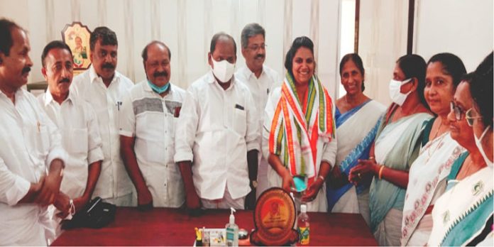 അഡ്വ.ജെബി മേത്തറിന് സതീഷ് കൊച്ചു പറമ്പിലിന്റെ നേതൃത്വത്തിൽ സ്വീകരണം നല്കി അഡ്വ.ജെബി മേത്തറിന് സതീഷ് കൊച്ചു പറമ്പിലിന്റെ നേതൃത്വത്തിൽ സ്വീകരണം നല്കി