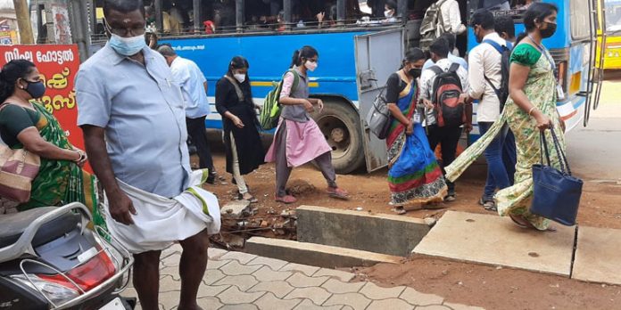 അപകടക്കെണിയായി ഓട ; അധികാരികൾക്ക് മൗനം അപകടക്കെണിയായി ഓട ; അധികാരികൾക്ക് മൗനം