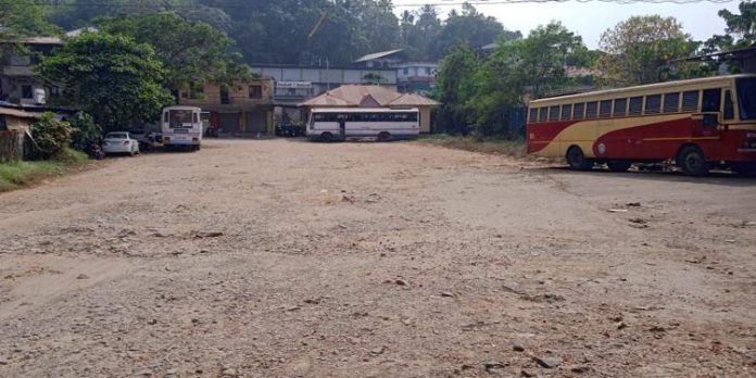കുണ്ടും കുഴിയും നിറഞ്ഞ് ഇട്ടിയപ്പാറ കെ.എസ്.ആർ.ടി.സി ബസ് ഓപ്പറേറ്റിംഗ് സെന്റർ കുണ്ടും കുഴിയും നിറഞ്ഞ് ഇട്ടിയപ്പാറ കെ.എസ്.ആർ.ടി.സി ബസ് ഓപ്പറേറ്റിംഗ് സെന്റർ