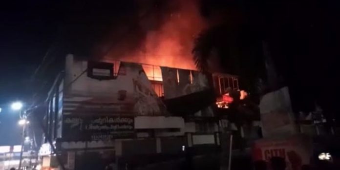 തിരുവല്ല നഗര മധ്യത്തില് വന് തീ പിടുത്തം തിരുവല്ല നഗര മധ്യത്തില് വന് തീ പിടുത്തം
