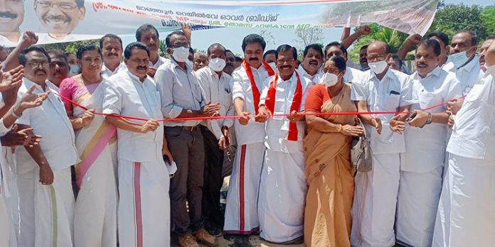 മാഞ്ഞുർ റെയിൽവേ മേൽപ്പാലം നാടിനു സമർപ്പിച്ചു മാഞ്ഞുർ റെയിൽവേ മേൽപ്പാലം നാടിനു സമർപ്പിച്ചു