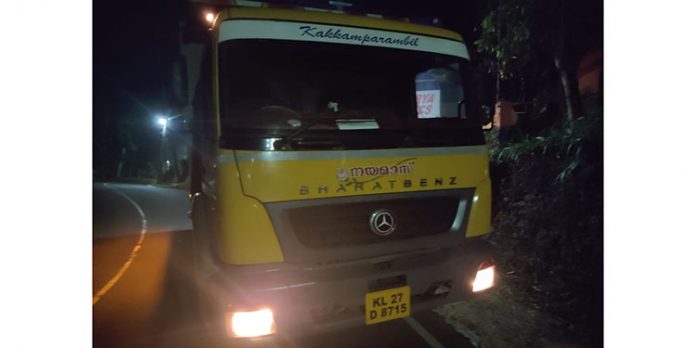 അനധികൃതമായി മെറ്റൽ കടത്തിയ വാഹനം പിടികൂടി അനധികൃതമായി മെറ്റൽ കടത്തിയ വാഹനം പിടികൂടി