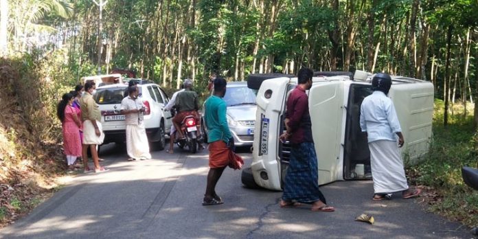 ജീപ്പും കാറും കൂട്ടിയിടിച്ചു നാല് പേർക്ക് പരിക്കേറ്റു ജീപ്പും കാറും കൂട്ടിയിടിച്ചു നാല് പേർക്ക് പരിക്കേറ്റു