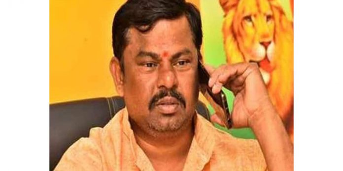 യോഗിജിക്ക് വോട്ടുചെയ്യാത്തവരുടെ വീട് തകര്ക്കും ; ഭീഷണിയുമായി ബിജെപി തെലങ്കാന എംഎല്എ യോഗിജിക്ക് വോട്ടുചെയ്യാത്തവരുടെ വീട് തകര്ക്കും ; ഭീഷണിയുമായി ബിജെപി തെലങ്കാന എംഎല്എ