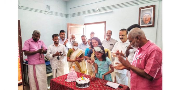സ്നേഹാലയത്തിലെ കിടപ്പ് രോഗികളോടൊപ്പം പിറന്നാൾ ദിനം ആഘോഷിച്ച് അഞ്ചാം ക്ലാസ്സുകാരി സ്നേഹാലയത്തിലെ കിടപ്പ് രോഗികളോടൊപ്പം പിറന്നാൾ ദിനം ആഘോഷിച്ച് അഞ്ചാം ക്ലാസ്സുകാരി
