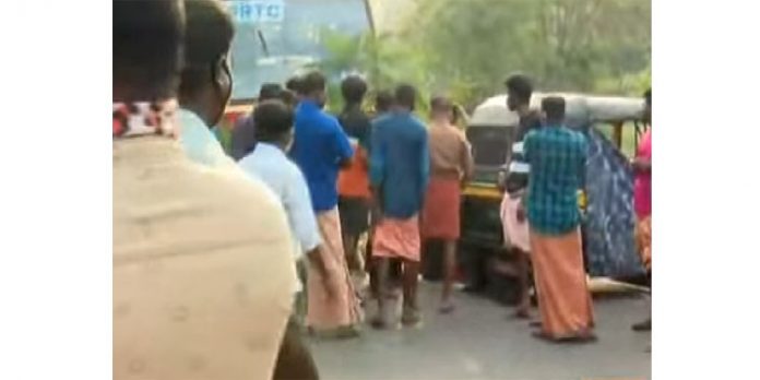 അതിരപ്പിള്ളിയിൽ കുട്ടിയെ കാട്ടാന ചിവിട്ടികൊന്ന സംഭവം ; റോഡ് ഉപരോധിച്ച് നാട്ടുകാർ അതിരപ്പിള്ളിയിൽ കുട്ടിയെ കാട്ടാന ചിവിട്ടികൊന്ന സംഭവം ; റോഡ് ഉപരോധിച്ച് നാട്ടുകാർ
