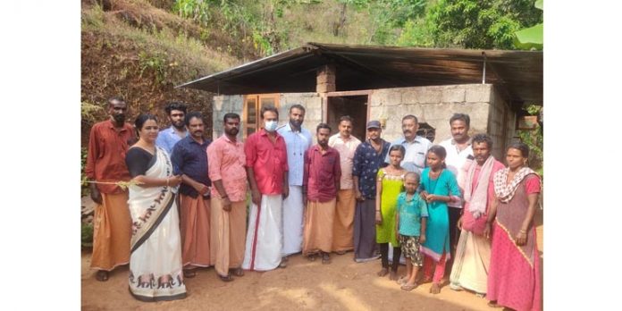 മേൽക്കൂര ഇല്ലാതിരുന്ന വീടിന് വിശ്വജ്യോതി ചാരിറ്റബിൾ സൊസൈറ്റി ഷീറ്റ് ഇട്ട് നൽകി മേൽക്കൂര ഇല്ലാതിരുന്ന വീടിന് വിശ്വജ്യോതി ചാരിറ്റബിൾ സൊസൈറ്റി ഷീറ്റ് ഇട്ട് നൽകി