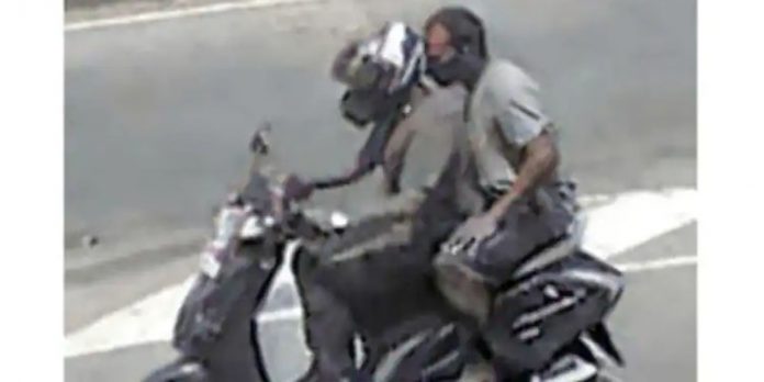 അമ്പലമുക്ക് കൊലപാതകം – പ്രതി കയറി പോയ സ്കൂട്ടര് തേടി പോലീസ് ; സിസിടിവി ദൃശ്യങ്ങൾ പുറത്തു വിട്ടു അമ്പലമുക്ക് കൊലപാതകം – പ്രതി കയറി പോയ സ്കൂട്ടര് തേടി പോലീസ് ; സിസിടിവി ദൃശ്യങ്ങൾ പുറത്തു വിട്ടു