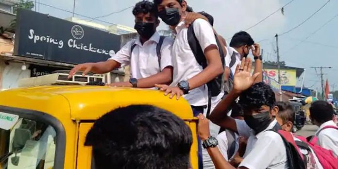 ബസ് നിര്ത്തിയില്ല, സ്കൂളിലെത്താന് ഗുഡ്സ് ഓട്ടോ വിളിച്ച് വിദ്യാര്ത്ഥികള് ; നടപടിയുമായി ആര്ടിഒ ബസ് നിര്ത്തിയില്ല, സ്കൂളിലെത്താന് ഗുഡ്സ് ഓട്ടോ വിളിച്ച് വിദ്യാര്ത്ഥികള് ; നടപടിയുമായി ആര്ടിഒ