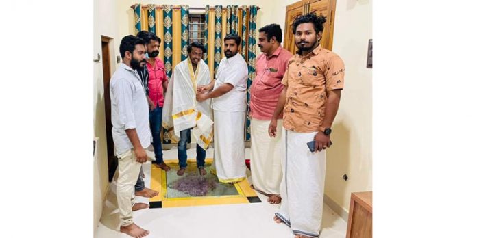 പൊന്നാട അണിയിച്ച് ആദരിച്ചു പൊന്നാട അണിയിച്ച് ആദരിച്ചു