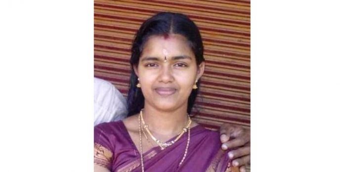 സ്കൂട്ടർ അപകടത്തിൽ യുവതി മരിച്ചു സ്കൂട്ടർ അപകടത്തിൽ യുവതി മരിച്ചു