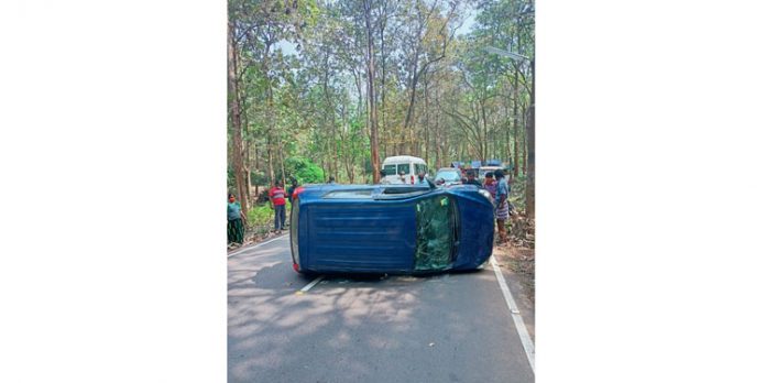 തണ്ണിത്തോട് റോഡിൽ വാഹനാപകടം തണ്ണിത്തോട് റോഡിൽ വാഹനാപകടം